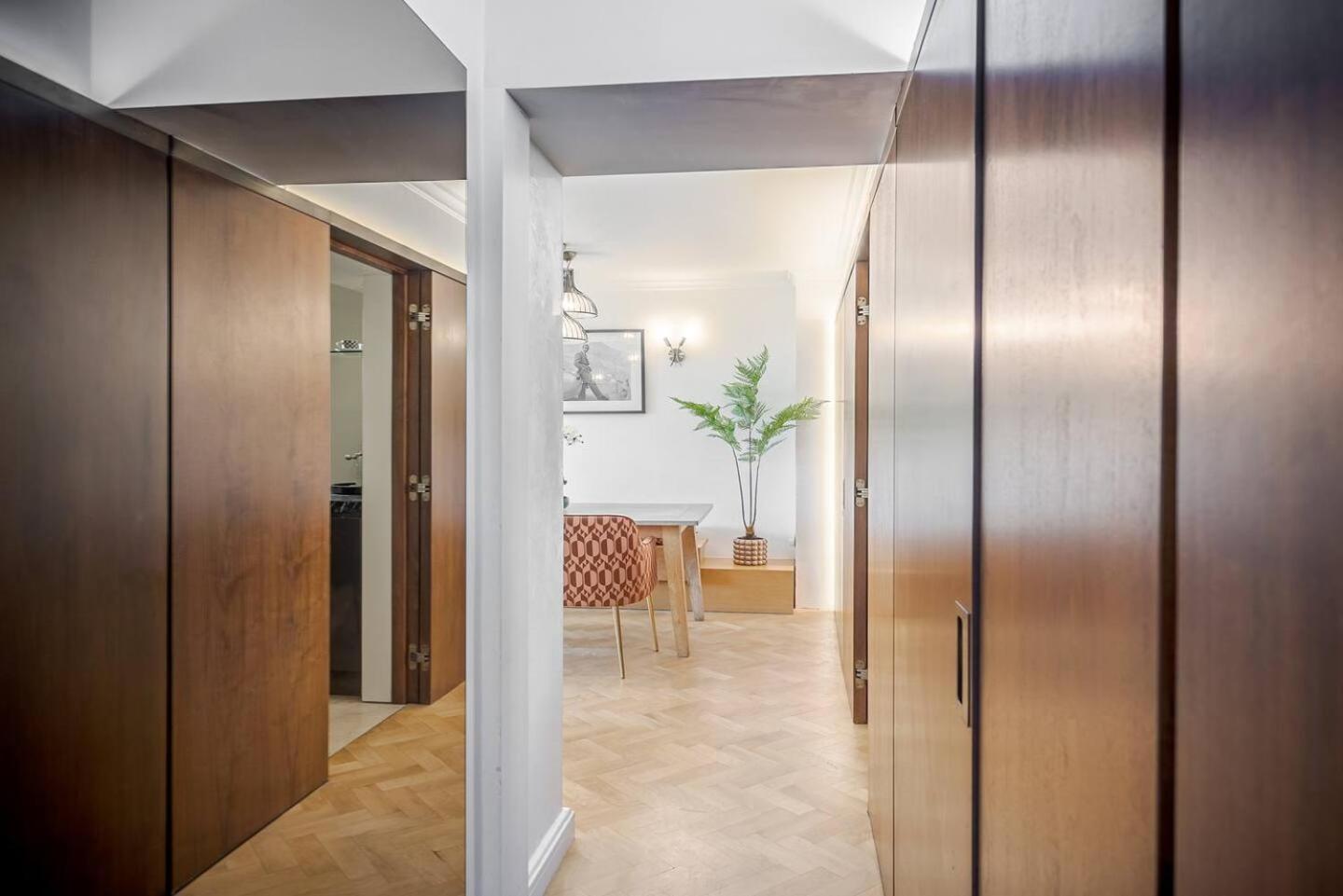 Modern Knightsbridge Apartment With Balcony Overlooking Harrods Prime Location לונדון מראה חיצוני תמונה