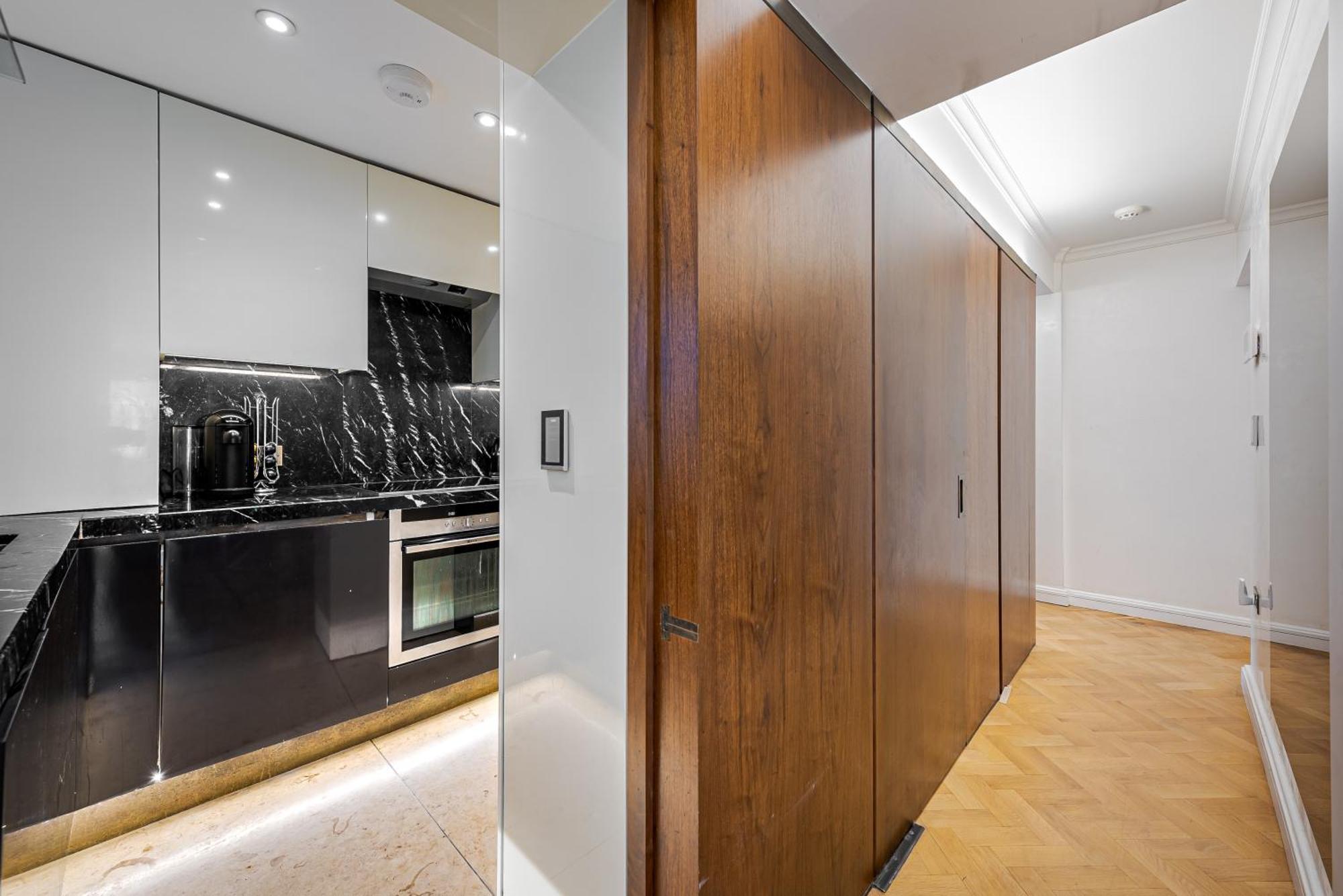 Modern Knightsbridge Apartment With Balcony Overlooking Harrods Prime Location לונדון מראה חיצוני תמונה
