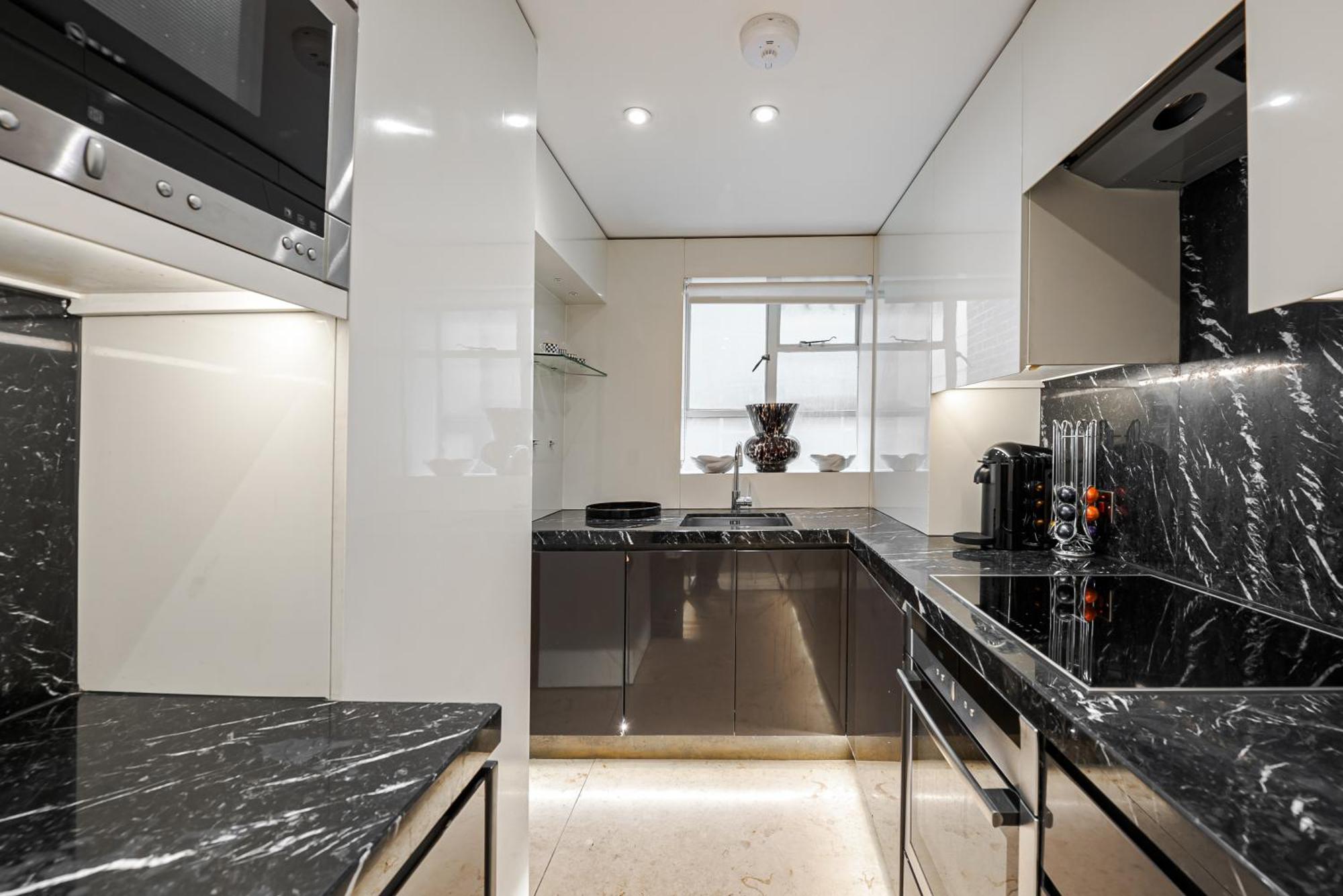 Modern Knightsbridge Apartment With Balcony Overlooking Harrods Prime Location לונדון מראה חיצוני תמונה