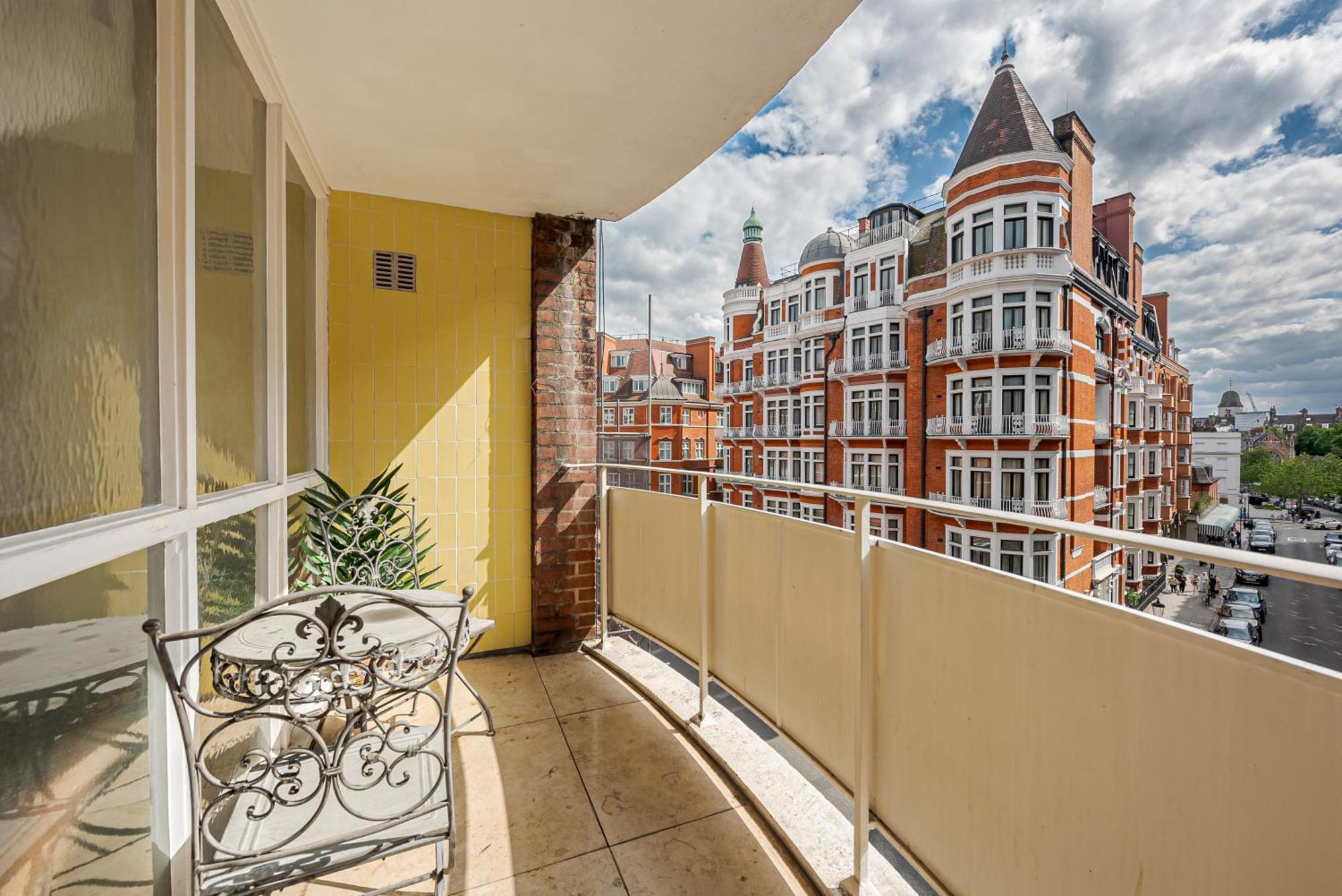 Modern Knightsbridge Apartment With Balcony Overlooking Harrods Prime Location לונדון מראה חיצוני תמונה