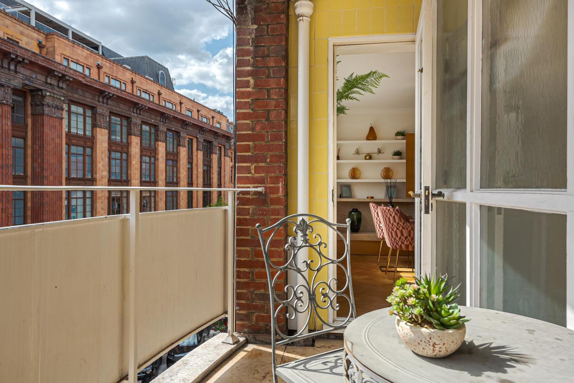 Modern Knightsbridge Apartment With Balcony Overlooking Harrods Prime Location לונדון מראה חיצוני תמונה