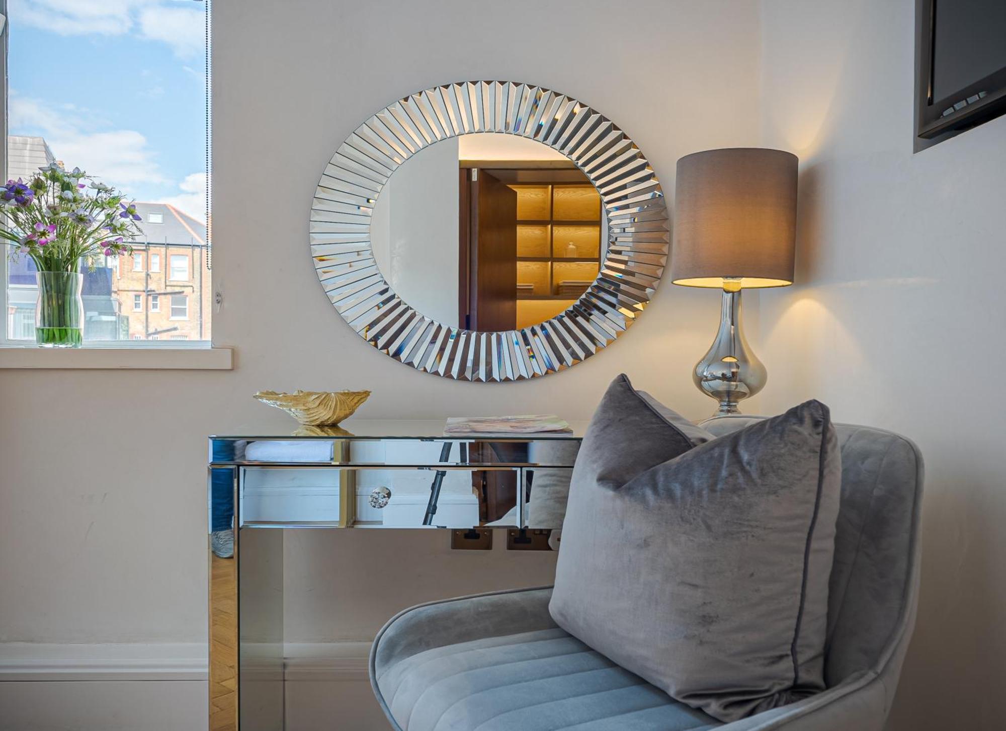 Modern Knightsbridge Apartment With Balcony Overlooking Harrods Prime Location לונדון מראה חיצוני תמונה