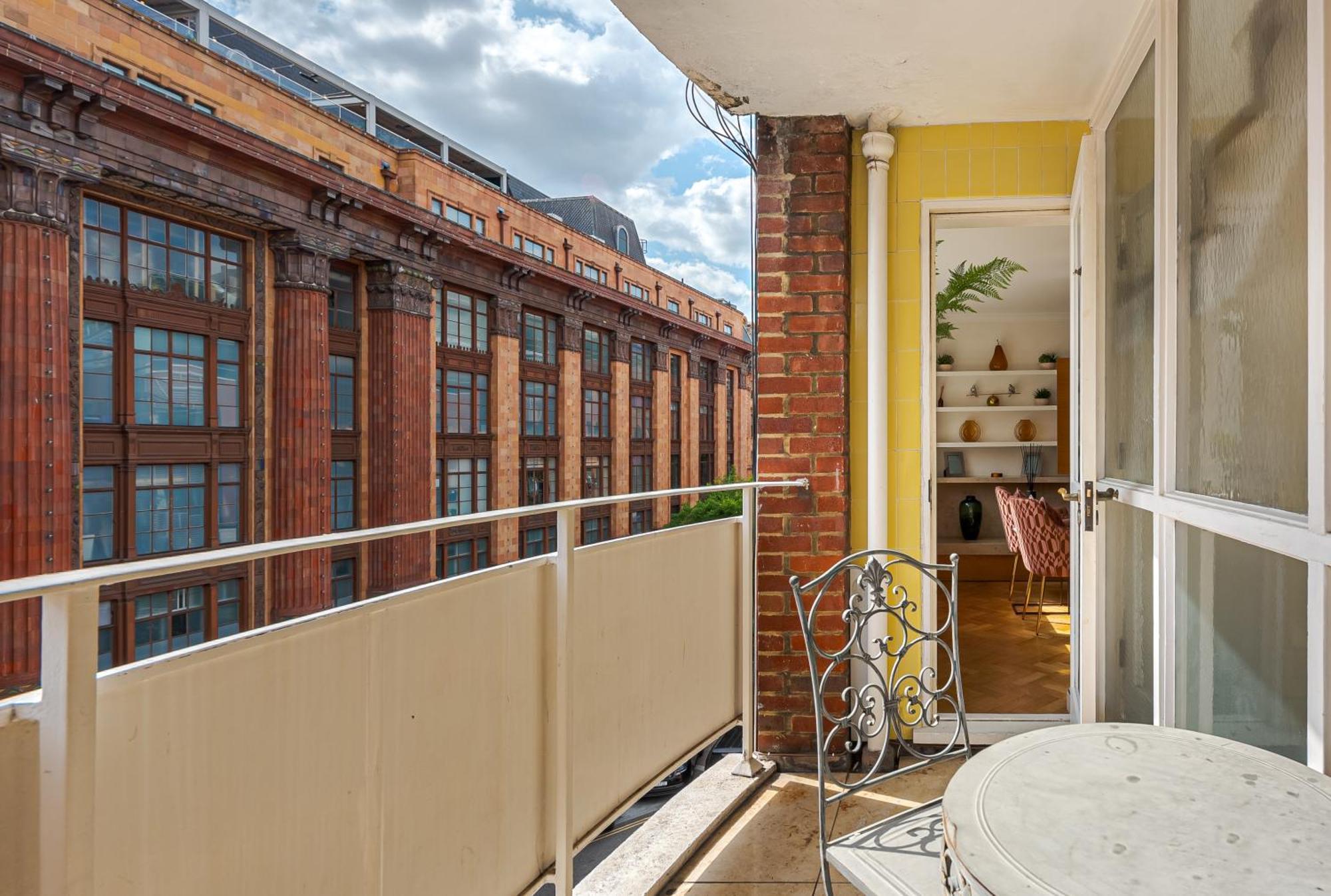Modern Knightsbridge Apartment With Balcony Overlooking Harrods Prime Location לונדון מראה חיצוני תמונה