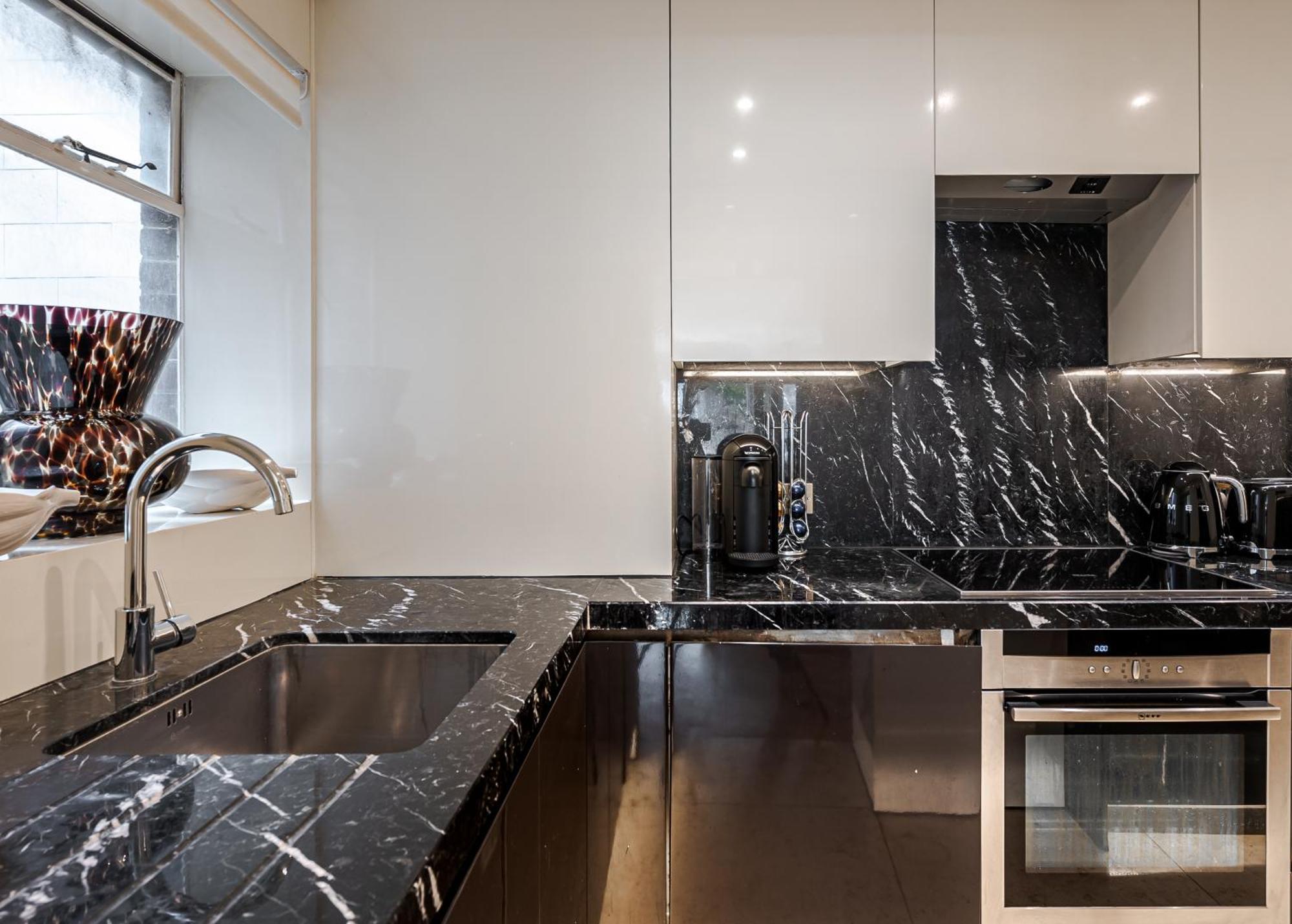 Modern Knightsbridge Apartment With Balcony Overlooking Harrods Prime Location לונדון מראה חיצוני תמונה