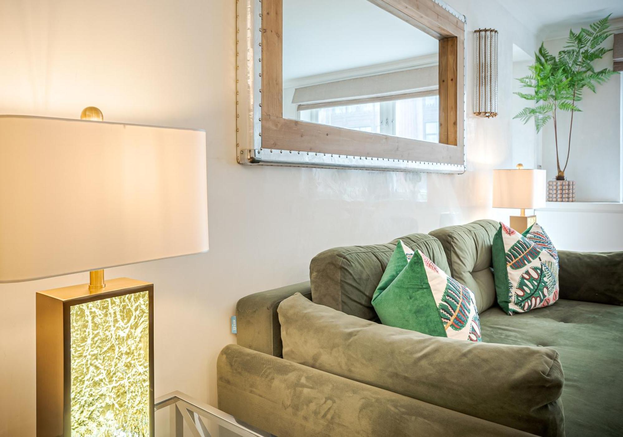Modern Knightsbridge Apartment With Balcony Overlooking Harrods Prime Location לונדון מראה חיצוני תמונה
